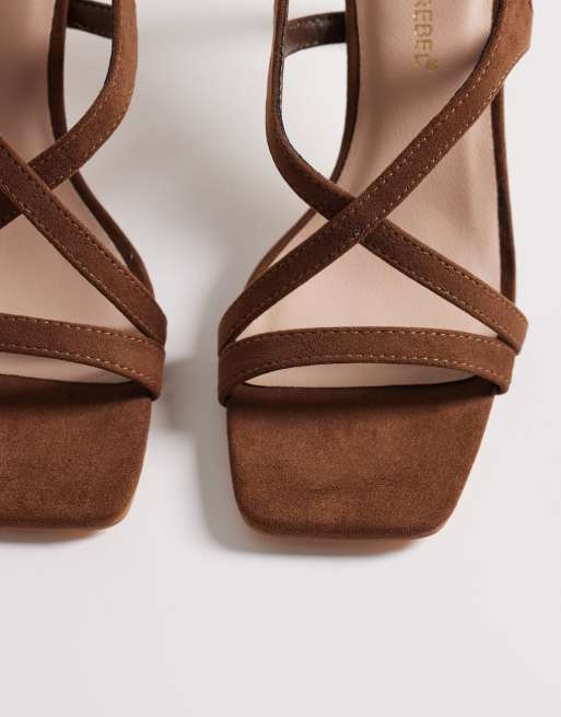 London Rebel – Elin – Mockabruna klacksandaler med smala remmar, 2 av 4
