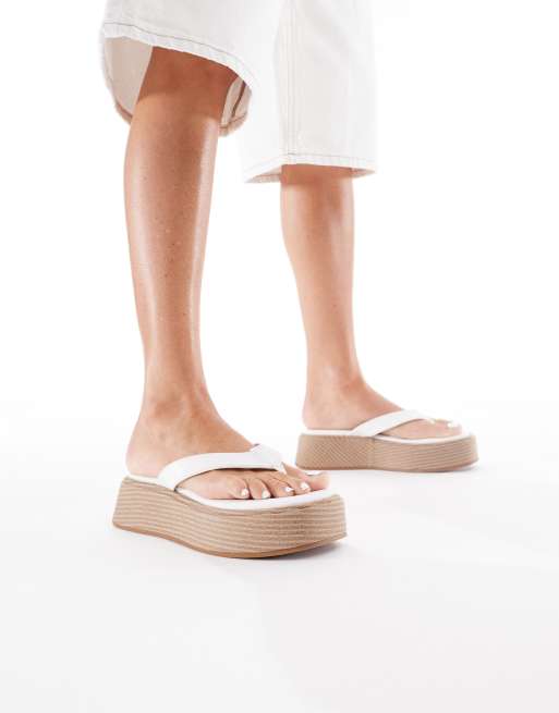 London Rebel – Espadrilles-Zehenstegsandalen aus weißem Kunstleder mit flacher Plateausohle