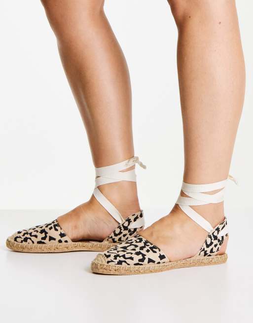 London Rebel - Flade espadriller med bindebånd om læggen i leopard