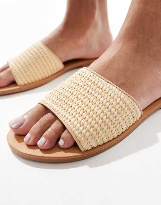 London Rebel - Platte sandalen met bandje van raffia in naturel