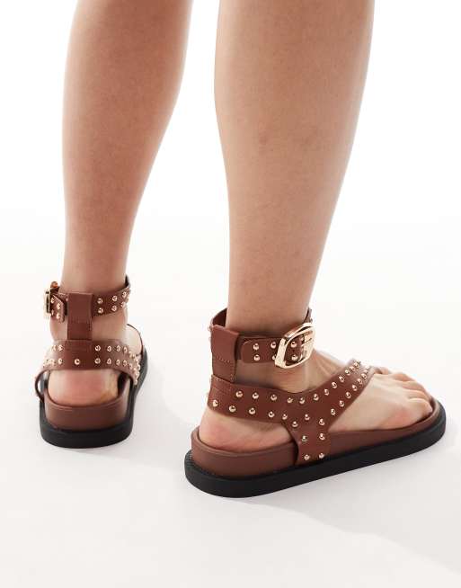 London Rebel flat stud toe loop sandals in tan, 3 of 4