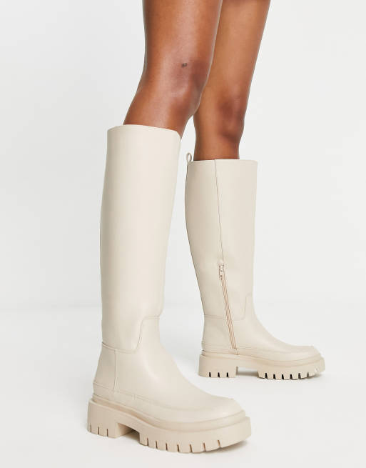 London Rebel Kniehohe Stiefel zum Hineinschlupfen in Creme mit dicker Sohle