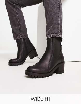 heeled chelsea boots in black