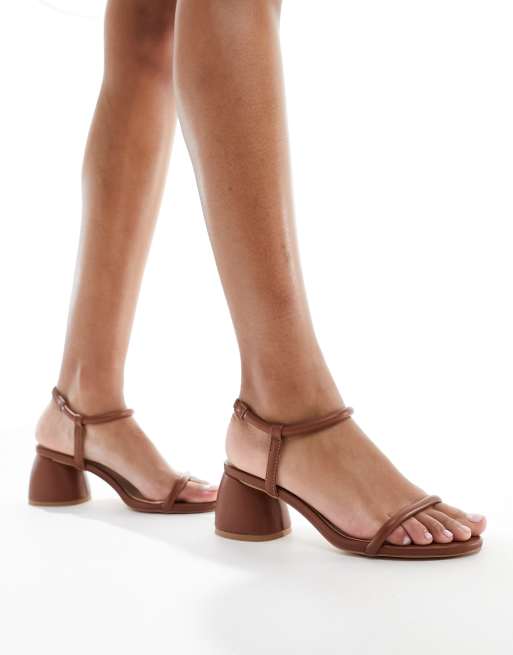 London Rebel - Minimalistische sandalen met bandjes in bruin