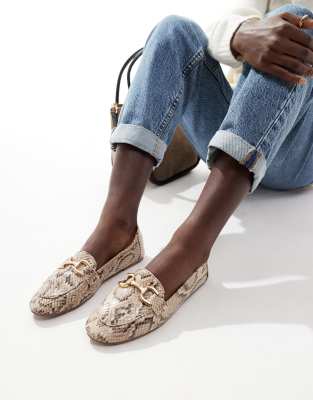 London Rebel Nori snaffle trim flat shoes in snake-Multi φωτογραφία