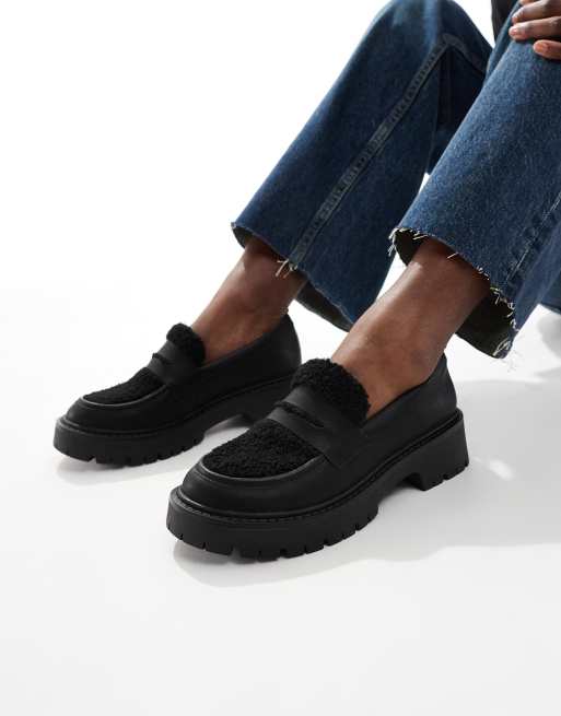 London Rebel – Olivia – Czarne loafersy na grubej podeszwie z kontrastowym sztucznym futerkiem