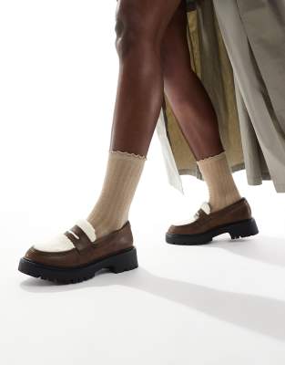 London Rebel - Olivia - Loafer in Braun mit kontrastierendem Teddyfell und dicker Sohle-Brown