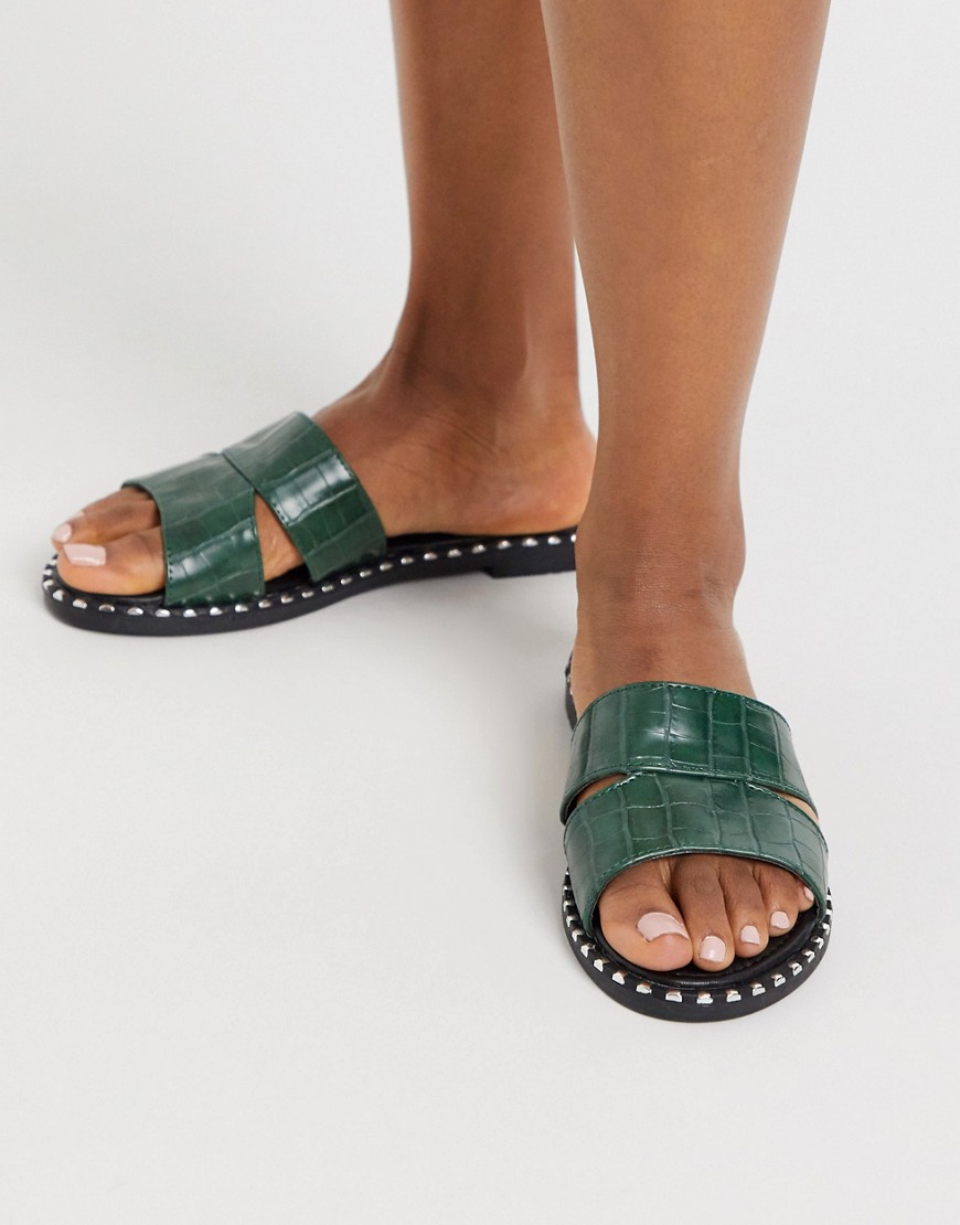 London Rebel - Platte sandalen met studs en krokodilleneffect in groen