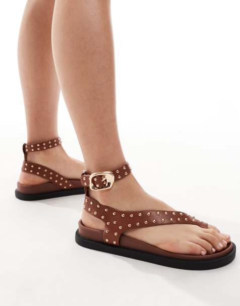 London Rebel - Platte teensandalen met studs in bruin - view 1