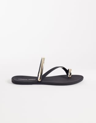 London Rebel - Reese - Flache Sandalen in Schwarz mit goldfarbenen, verzierten Riemchen