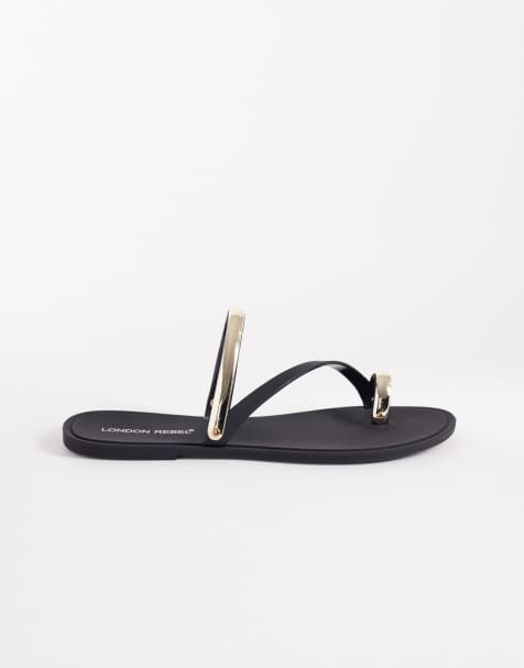 London Rebel – Reese – Flache Sandalen in Schwarz mit goldfarbenen, verzierten Riemchen - view 1