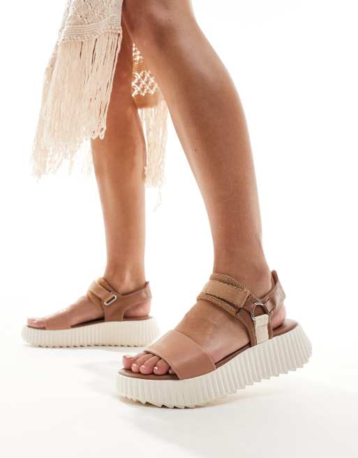 London Rebel – Sandalen in Beige mit geriffelter Plateausohle