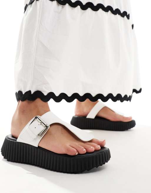 London Rebel – Sandalen in Cremeweiß mit Zehensteg und Schnallendetail