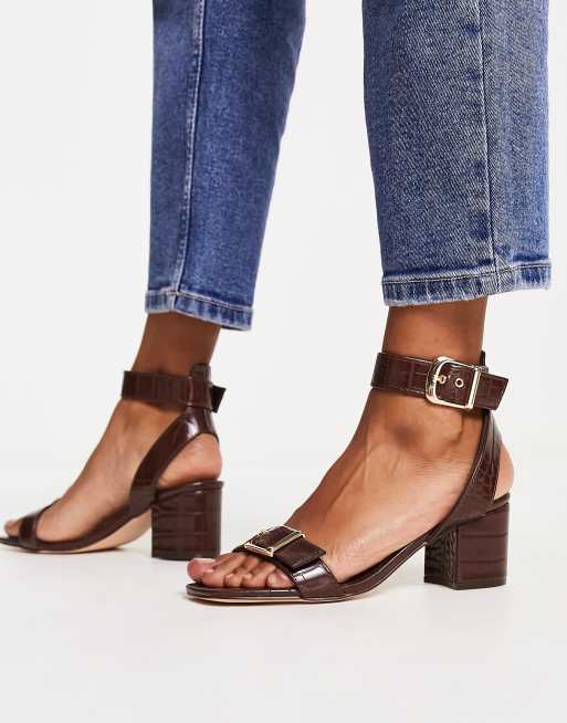 London Rebel – Sandalen in kroko-schokobrauner Lackoptik mit Blockabsatz