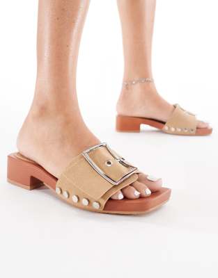 London Rebel - Sandaletten aus Wildlederimitat in Taupe mit Schnallendetail und Absatz-Grün