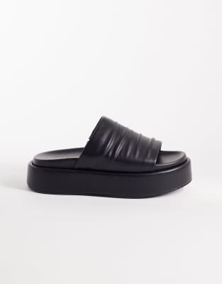 London Rebel - Slider aus Leder in Schwarz mit flacher Plateausohle