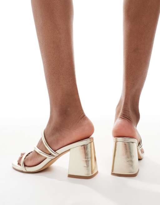 London Rebel – Slip-on-Riemchensandalen in Gold mit Blockabsatz, weite Passform