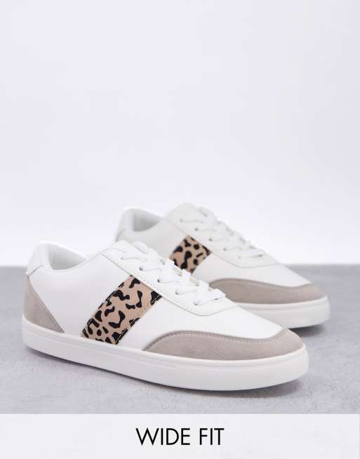 London Rebel - Sneakers met brede pasvorm, zijstreep en veters in wit met luipaardprint