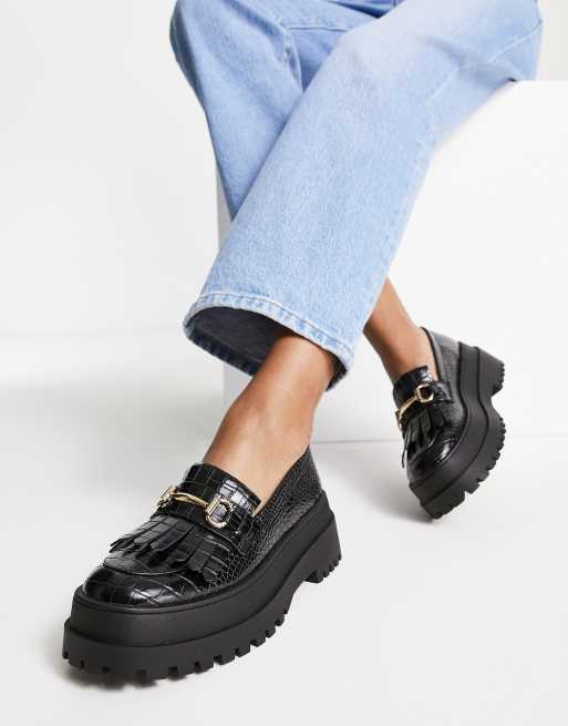 London Rebel – Svarta krokodilskinnsmönstrade loafers med supergrov sula och metalldetaljer
