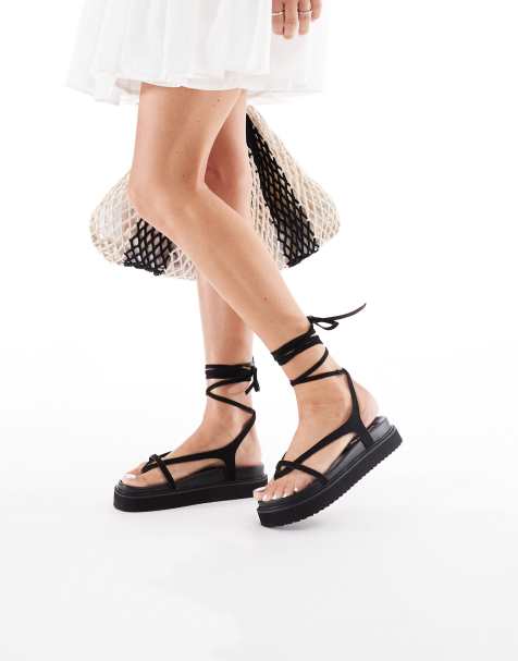 London Rebel – Svarta sandaler med tårem och smala remmar i mockaimitation och bred passform - view 1