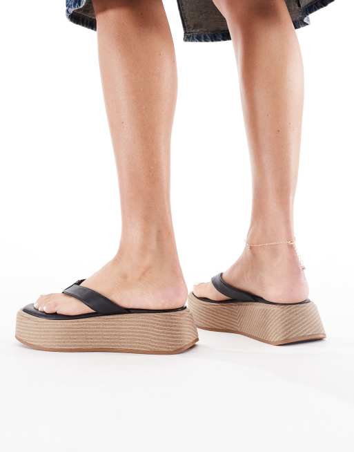 London Rebel thong flatform espadrille sandals in black PU, 3 of 4