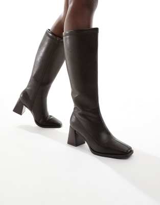 London Rebel Wide Fit - Isla - Stiefel in Schokobraun mit Blockabsatz, weite Passform-Brown