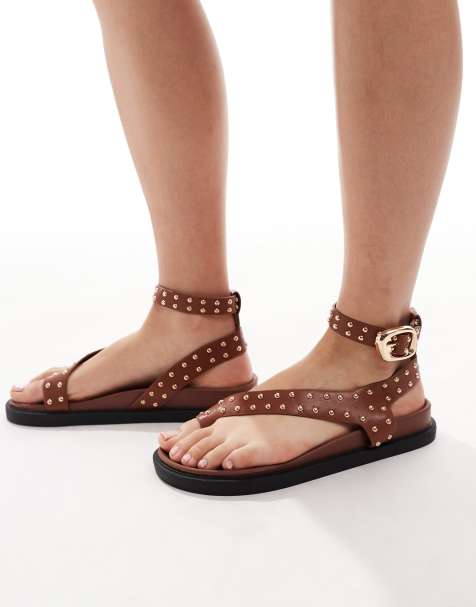 London Rebel Wide Fit - Lysebrune og flade sandaler med nitter og rem omkring tåen - view 1
