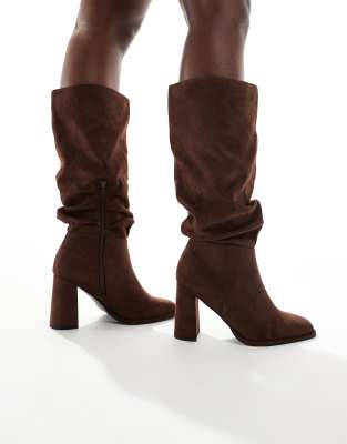 London Rebel Wide Fit - Maggie - Stiefel in Schokobraun-Micro mit Blockabsatz und lockerem Schaft, weite Passform-Brown