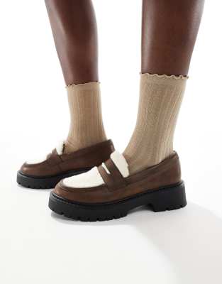 London Rebel Wide Fit - Olivia - Loafer in Braun mit kontrastierendem Teddyfell und dicker Sohle, weite Passform-Brown