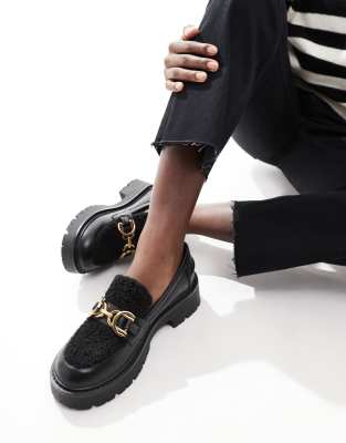 London Rebel Wide Fit - Roxy - Loafer in Schwarz mit Teddyfell-Einsatz und dicker Sohle, weite Passform