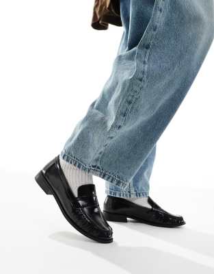 London Rebel Wide Fit - Sadie - Lack-Loafer in Schwarz mit gerafftem Detail, weite Passform