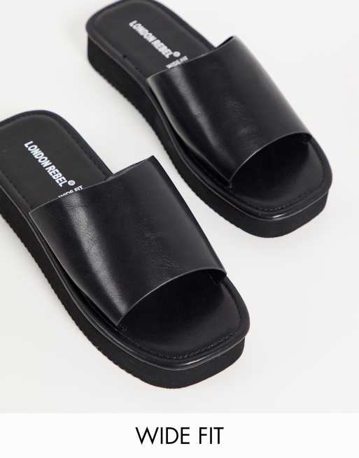 London Rebel Wide Fit - Sorte sandaler med flatform-sål og firkantet tå i halvfemser-stil