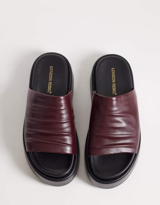 London Rebel Wide Fit – Vinröda flatform-tofflor, 3 av 4