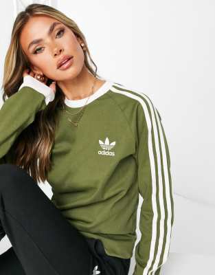 фото Лонгслив бойфренда цвета хаки с тремя полосками adidas originals adicolor-зеленый цвет