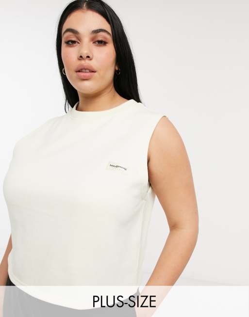 Loose Threads Plus – Luźny krótki top domowy bez rękawów z wyhaftowanym logo na piersi