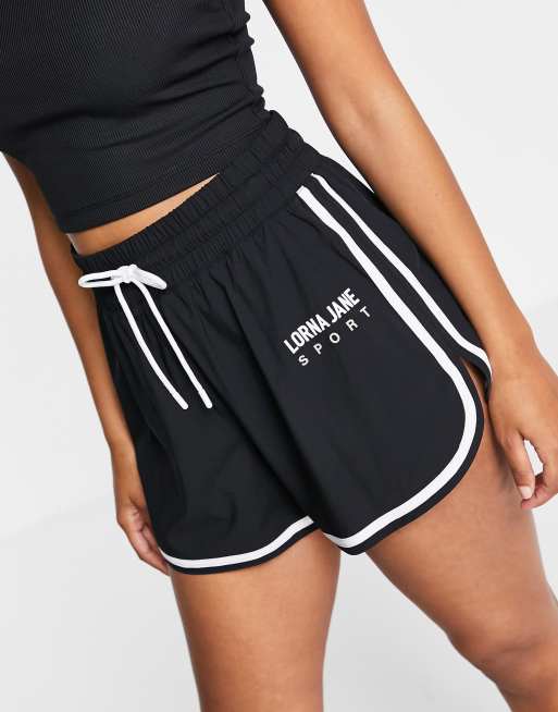 Lorna Jane – Zweilagige Logoshorts in Schwarz
