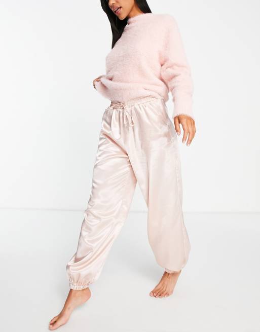 Lost Ink - Loungeset van oversized, super pluizig gebreide trui en joggingbroek van satijn in roze