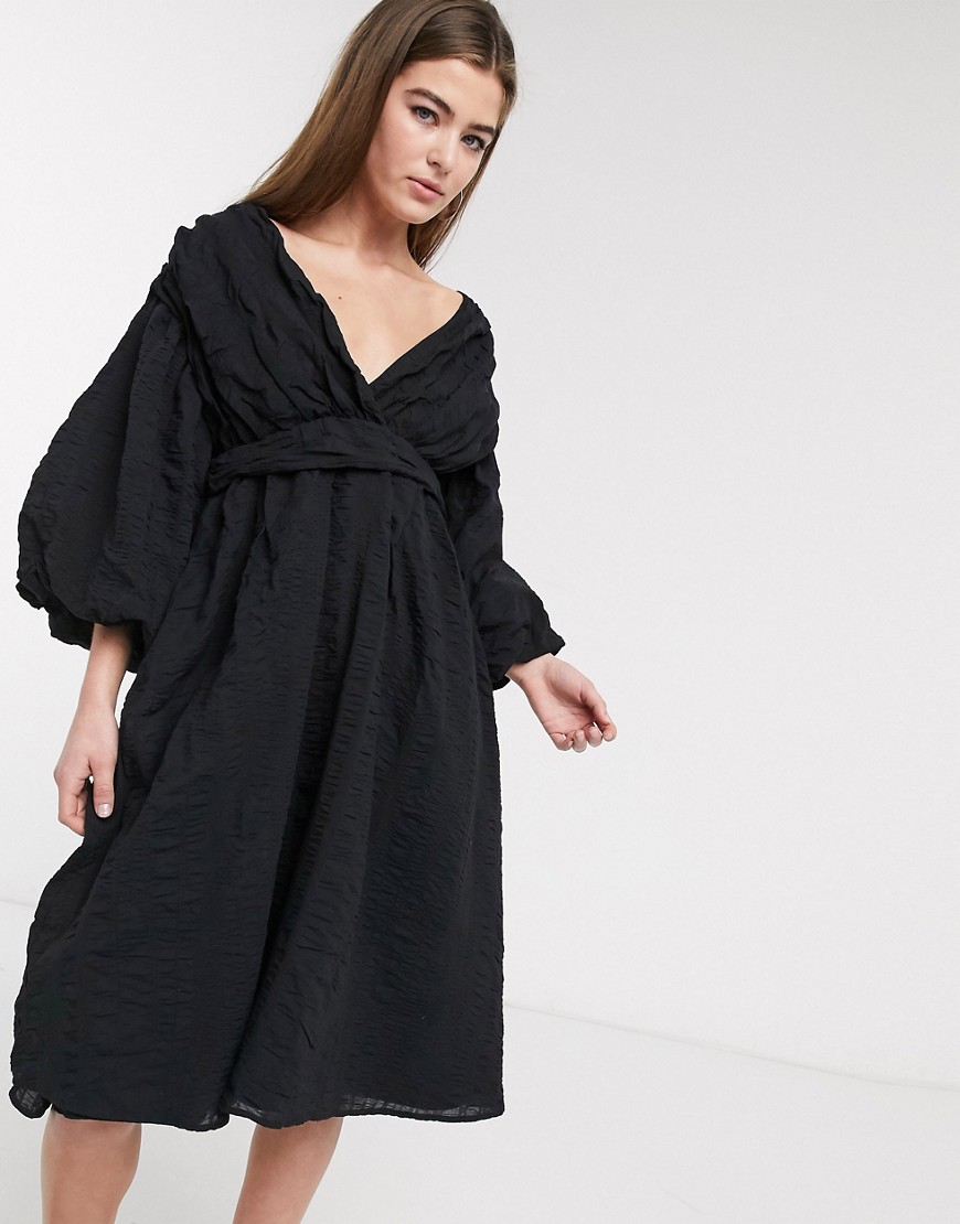 Lost Ink - Midi-jurk met textuur, pofmouwen en volumineuze rok-Zwart