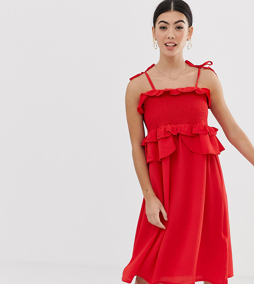 Lost Ink  Petite – Smockad klänning med tunna axelband och volanger-Röd