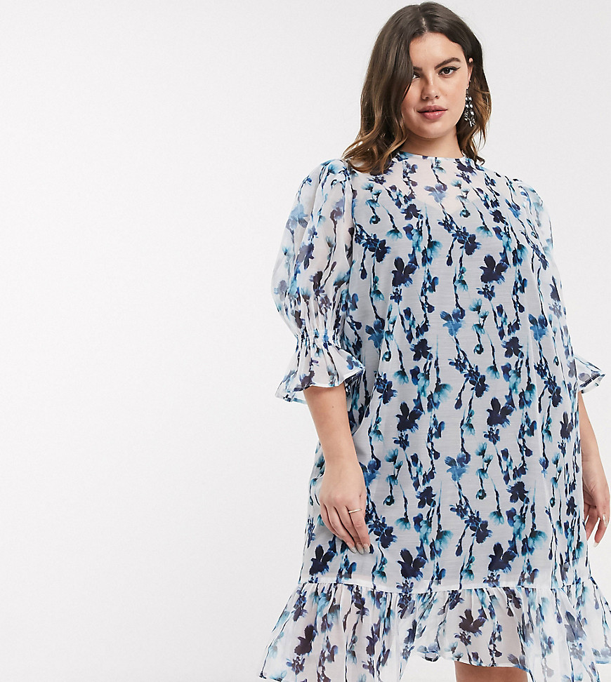 Lost Ink Plus – Blommig smockklänning i midilängd med vida ärmar och peplumfåll-Blå