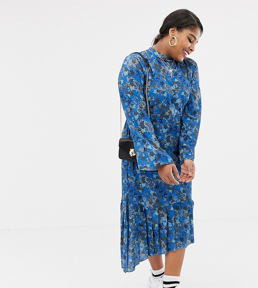 Lost Ink - Plus - Geplooide midi-jurk met gestrikte achterkant in blauwe klokbloemenprint