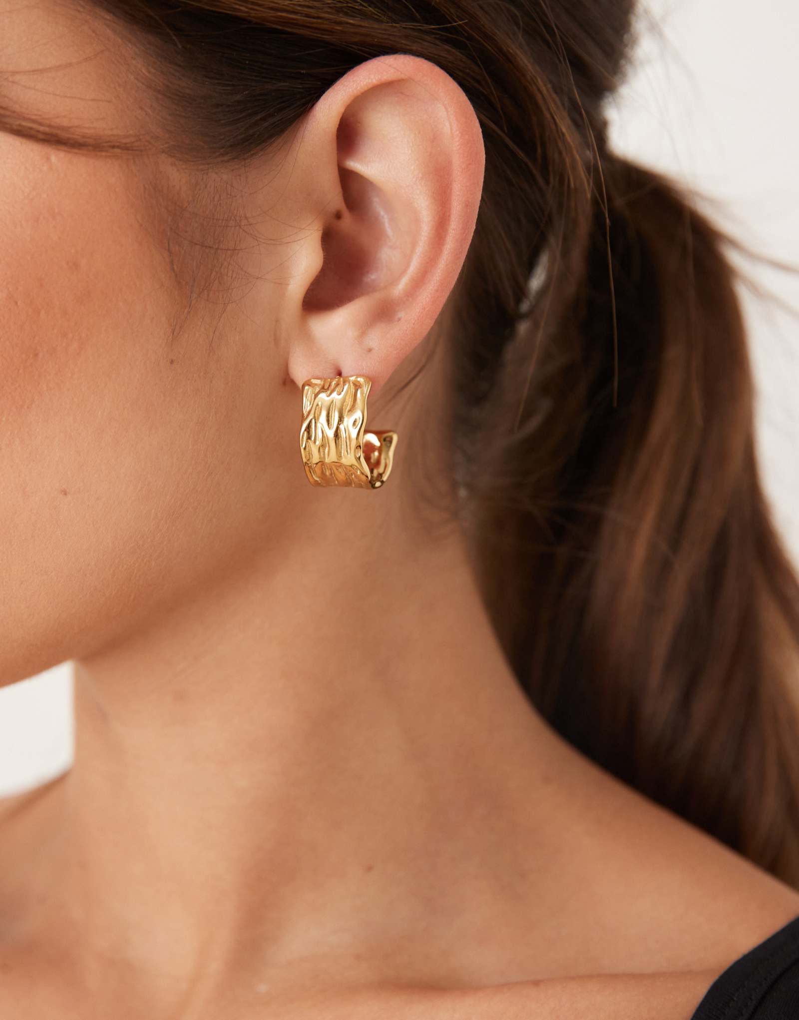 Массивные серьги-кольца с чеканкой 