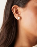 [LOST SOULS] Lost Souls classic pearl stud earrings in 18K gold plated stainless steel No Size GOLD