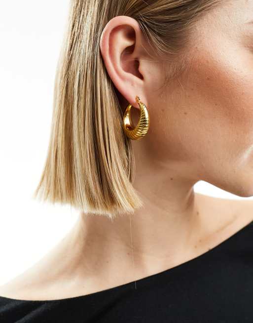 Lost Souls – Creolen mit gewölbtem, gedrehten Design aus goldfarbenem Edelstahl