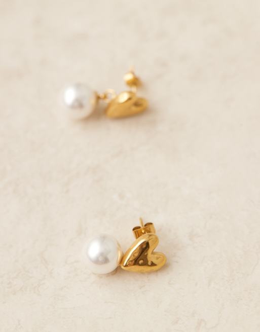 Lost Souls heart and pearl stud earrings in 18kt gold plated