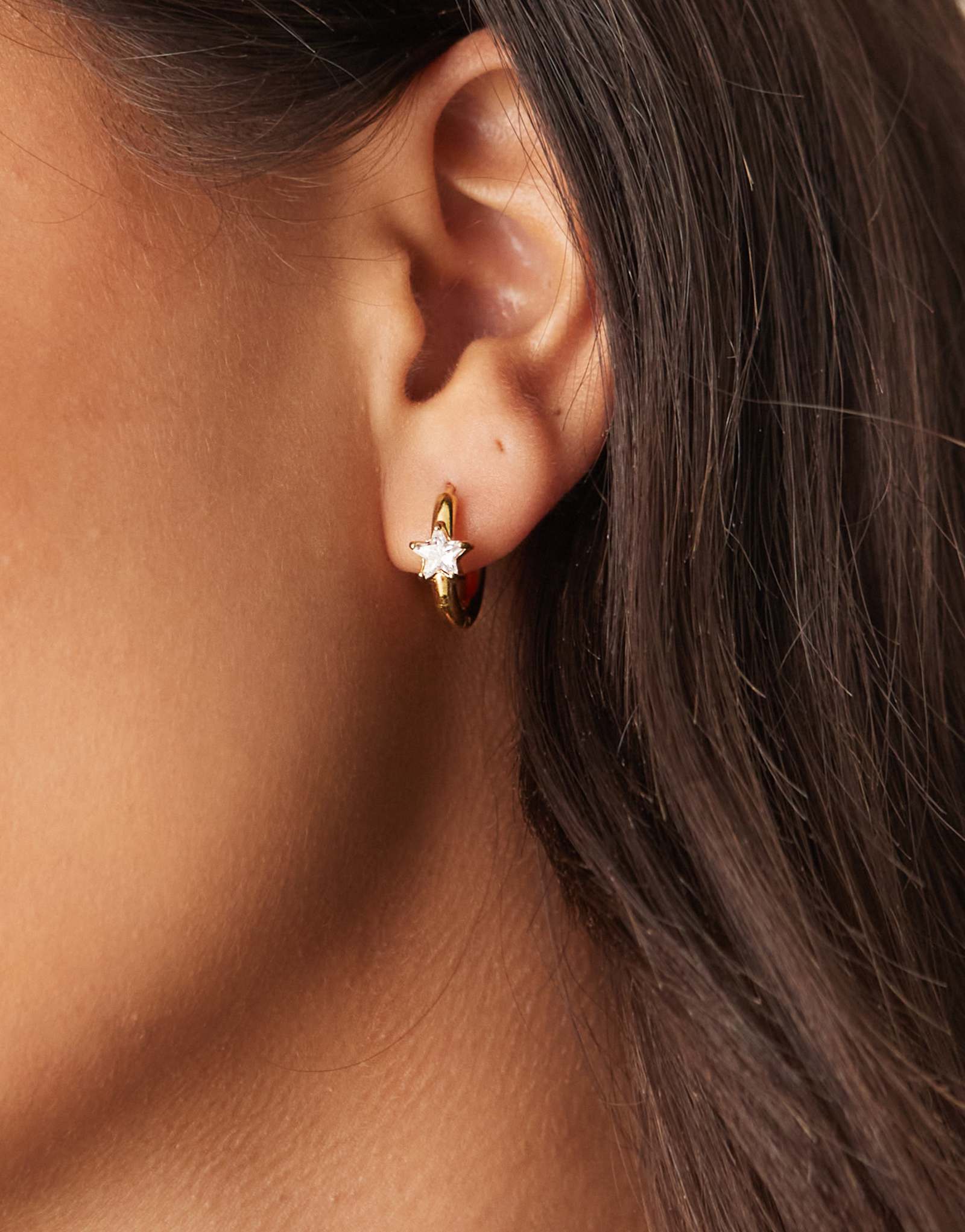 Серьги-кольца Lost Souls huggie с украшением в виде кристаллов из нержавеющей стали с покрытием из 18-каратного золота