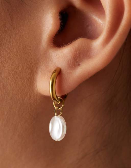 Lost Souls Huggie hoop earrings with pearl charm in 18K gold plated, 3 of 3