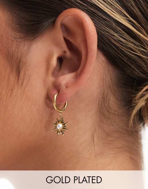 Lost Souls - Orecchini a cerchio in acciaio inossidabile placcato oro 18 carati con charm a forma di sole con perla 