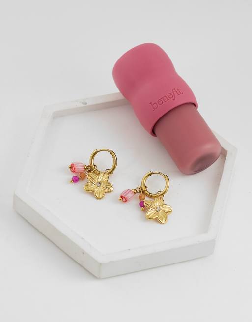 Lost Souls - Pendientes de aro con charm de flor de acero inoxidable chapado en oro de 18 quilates, 2 de 4