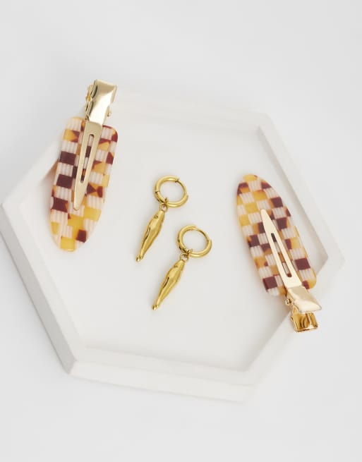 Lost Souls - Pendientes de aro pequeños con charm de pez de acero inoxidable chapado en oro de 18 quilates, 2 de 4